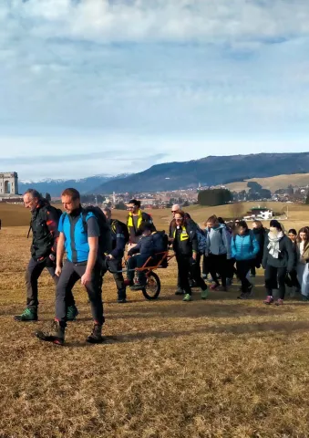 Uscita di gruppo con sedia Joelette Altopiano Asiago 7 Comuni