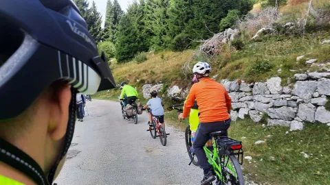 Persone in bicicletta su un sentiero della'Altopiano di Asiago 7 Comuni