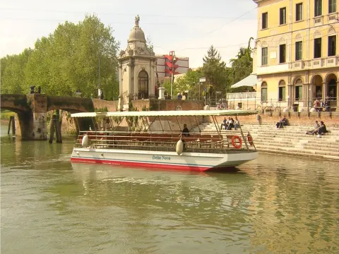 Navigare Padova da una prospettiva insolita - Barca che naviga sul fiume di Padova