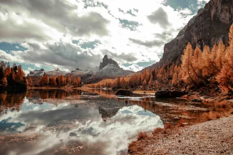 Vista del Lago Federa con il foliage
