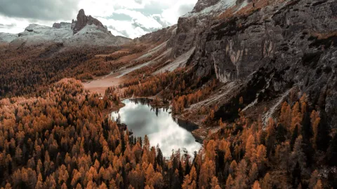 Vista del Lago Federa con il foliage