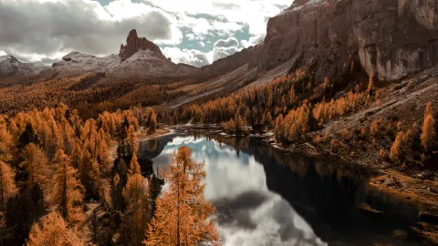 Vista del Lago Federa con il foliage