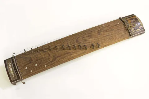 Koto, strumento musicale, al MAOV Museo d'Arte Orientale di Venezia