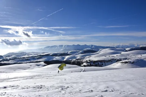 Atterraggio di uno sciatore con parapendio nella Lessinia innevata