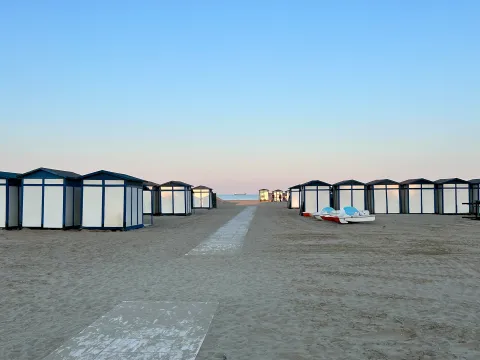 Bagni degli Alberoni con casette al tramonto al Lido di Venezia