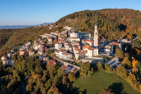 Veduta aerea del centro di Lusiana, con il suo campanile panoramico, domina l'Altopiano ed è conosciuta come ''Il balcone dell'Altopiano''