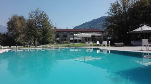 Piscina esterna del Resort Al Cadelach a Revine Lago