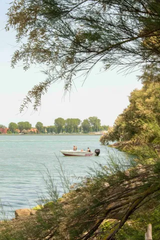 Barca attraccata all'Isola di Poveglia nella Laguna di Venezia