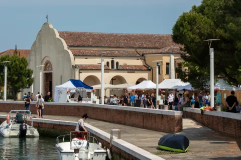 Fondamenta della Chiesa di Sant'Erasmo durante la sagra tradizionale con tavoli e barche