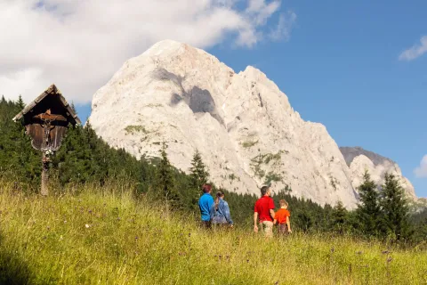 Escursionisti e capitello sul Monte Peralba nei pressi del paese di Candide e di Malga Dignas lungo il Cammino degli Alti Pascoli
