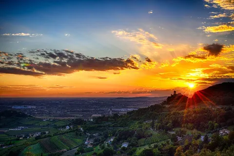 Panoramica delle pianura dai Colli Berici al Tramonto in cui si intravede la Rocca dei Vescovi a Brendola e i vigneti