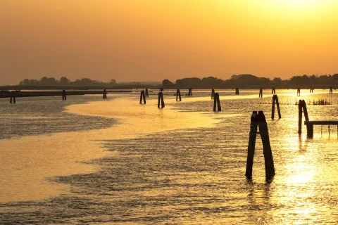 Tramonto dorato sulle acque luccicanti della laguna nord a Cavallino Treporti