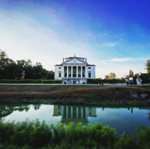 Veduta di Villa Molin che si riflette nel canale antistante